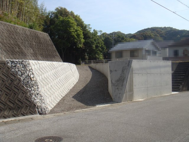 南国市緑ヶ丘2丁目　売土地の前面道路含む現地写真