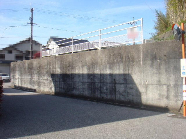 南国市緑ヶ丘2丁目　売土地の前面道路含む現地写真