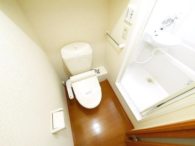 レオパレスグリューナーのトイレ|ゆったりとした空間のトイレです