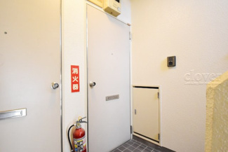 【その他共用部分】 | 皆様をお迎えする、お部屋の玄関ドア。開けやすさや開放角度、ドアノブの操作しやすさや鍵の形状などを、現地で一度ご確認ください。～即日のご見学可能～　お問合せはお気軽にどうぞ。