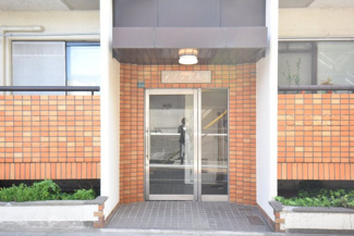 【エントランス】 | お客様を、そして住人を出迎えてくれるマンションのエントランス。ゴミが落ちていないことからも、管理状態の良さや住民の節度の高さが見て取れます。～即日のご見学可能～　お問合せはお気軽にどうぞ。