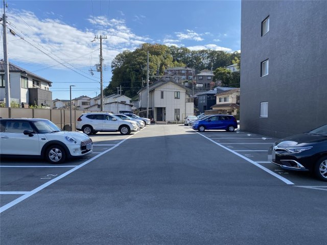 キャッスルコート岩端の駐車場