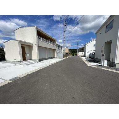 津市芸濃町椋本 新築戸建の前面道路含む現地写真