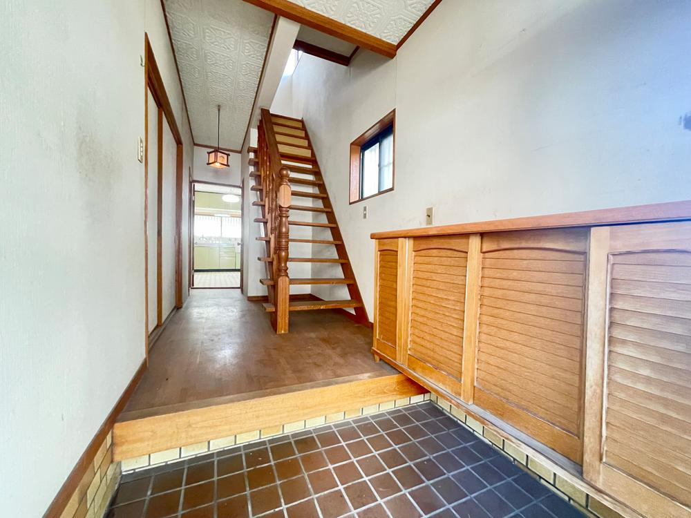 太秦東が丘　一戸建ての玄関|玄関収納付き
■物件内覧・資金計画相談・住宅ローン相談、リフォーム相談、お問合せ受付中■
※当日・翌日のご内覧、ご相談はお電話でのお問合せがスムーズです！