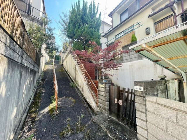 太秦東が丘　一戸建ての前面道路含む現地写真|前面道路　幅員　5.0ｍ
■物件内覧・資金計画相談・住宅ローン相談、リフォーム相談、お問合せ受付中■
※当日・翌日のご内覧、ご相談はお電話でのお問合せがスムーズです！