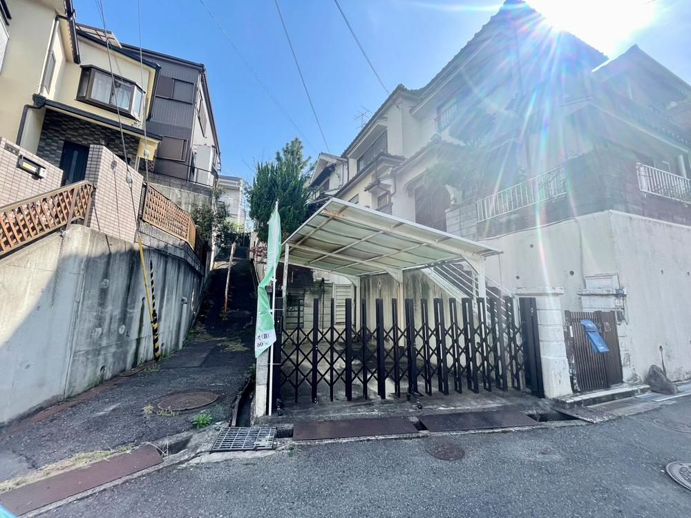 太秦東が丘　一戸建ての駐車場|カーポート
■物件内覧・資金計画相談・住宅ローン相談、リフォーム相談、お問合せ受付中■
※当日・翌日のご内覧、ご相談はお電話でのお問合せがスムーズです！