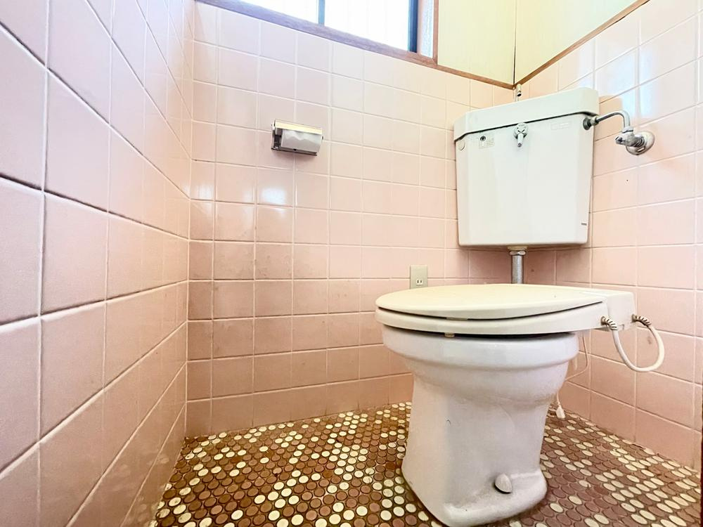 太秦東が丘　一戸建てのトイレ|トイレ
■物件内覧・資金計画相談・住宅ローン相談、リフォーム相談、お問合せ受付中■
※当日・翌日のご内覧、ご相談はお電話でのお問合せがスムーズです！