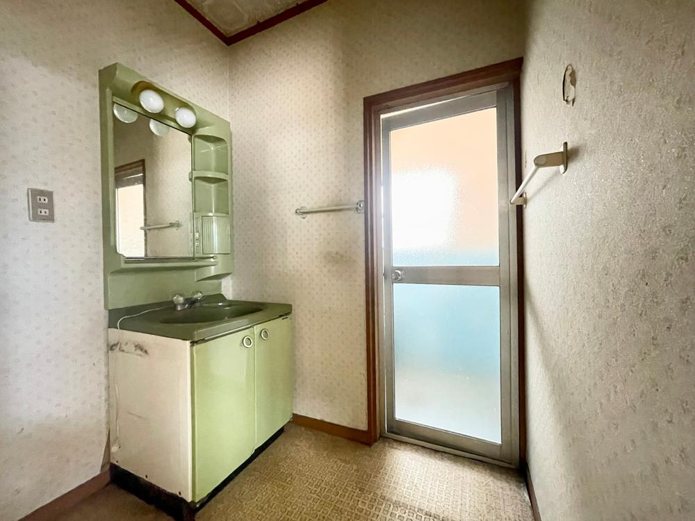 太秦東が丘　一戸建ての独立洗面台|シャンプードレッサー
■物件内覧・資金計画相談・住宅ローン相談、リフォーム相談、お問合せ受付中■
※当日・翌日のご内覧、ご相談はお電話でのお問合せがスムーズです！