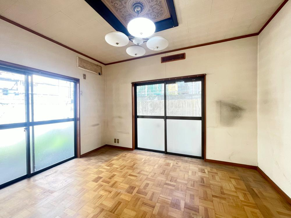 太秦東が丘　一戸建ての居間・リビング|K　5.0帖
■物件内覧・資金計画相談・住宅ローン相談、リフォーム相談、お問合せ受付中■
※当日・翌日のご内覧、ご相談はお電話でのお問合せがスムーズです！