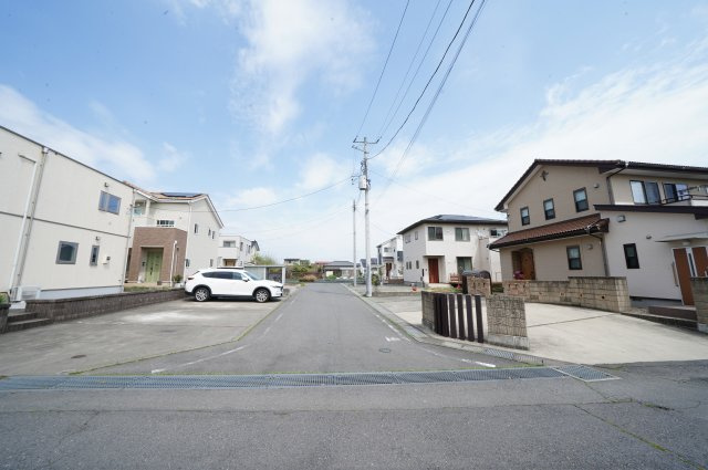 吉岡町南下売地の前面道路含む現地写真|対象地南側から撮影：接道写真。