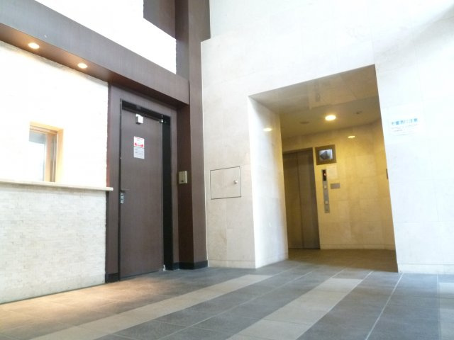 プレサンス難波元町のエントランス