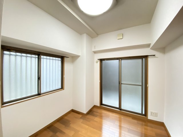 パークヒルズ毘沙門の洋室|こちらの部屋からテラスに出られます