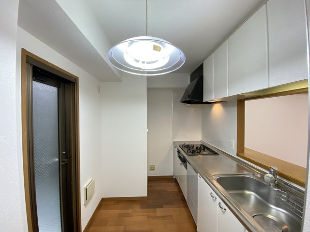 パークヒルズ毘沙門のキッチン|勝手口からテラスに出られます