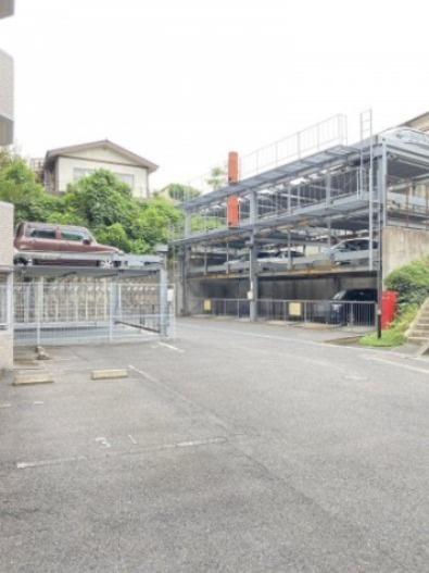 パークヒルズ毘沙門の駐車場