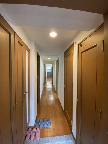 パークヒルズ毘沙門の玄関|両側に収納があります