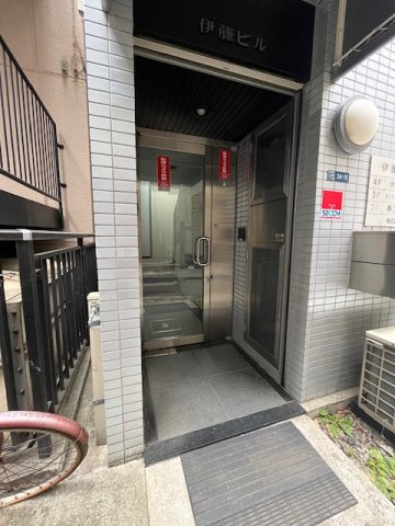 伊藤ビルのエントランス