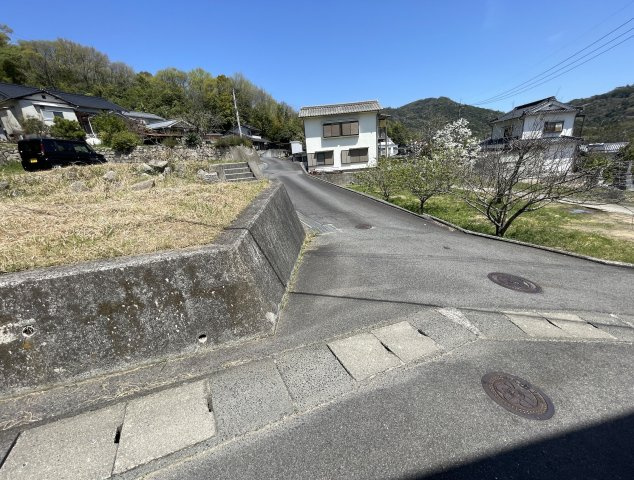 【前面道路含む現地写真】 | 敷地ひろびろ136坪！　建築条件なし！