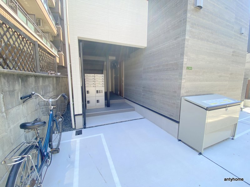 REGIA OSAKA CITY KOMATSU　仲介手数料無料のエントランス