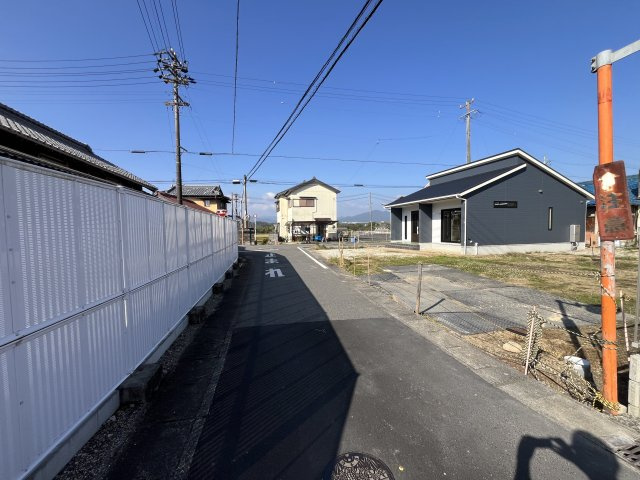 亀山市天神一丁目 売土地の前面道路含む現地写真
