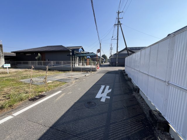 亀山市天神一丁目 売土地の前面道路含む現地写真