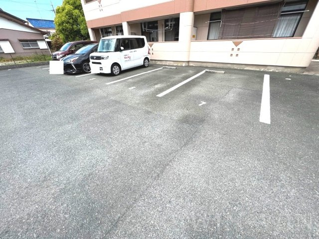 たんぽぽハウス A棟の駐車場