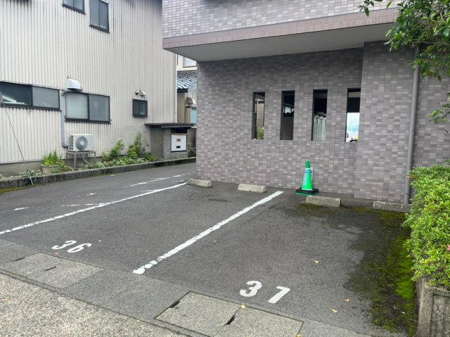 クレールの駐車場
