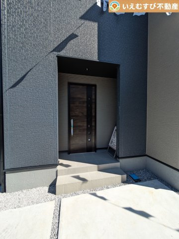 Livele Garden.S　熊谷上之第4のエントランス|落ち着いた色づかいのエントランス
駐車場からアクセスの良いエントランス。雨の日や荷物が多くても安心の動線♪