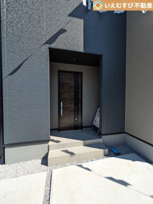 【エントランス】 | Livele Garden.S　熊谷上之第4 | 落ち着いた色づかいのエントランス
駐車場からアクセスの良いエントランス。雨の日や荷物が多くても安心の動線♪