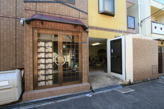 【エントランス】 | 屋根付き駐輪場