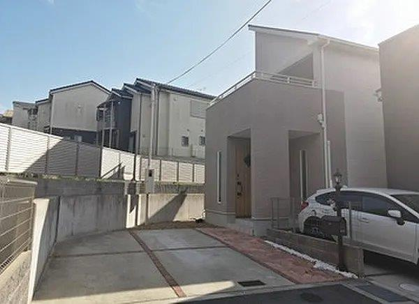 楠葉中之芝1丁目　中古一戸建ての外観|新しい生活にいかがでしょうか？外観はお住まいの顔になります。こだわりたいポイントですね。外壁塗装や屋根塗装のご相談も承っております。
■現地内覧・資金計画相談・住宅ローン相談もお問合せ受付中■