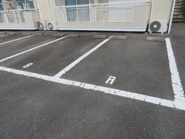 マックスマイシャトウの駐車場