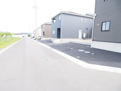【前面道路含む現地写真】 | Cradle garden　伊達市箱崎　第２　４号棟 | 車での移動に便利です♪
