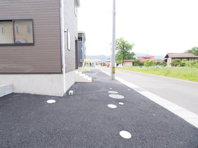 【前面道路含む現地写真】 | Cradle garden　伊達市箱崎　第２　６号棟 | お休みの日は、家族でお出かけしてみては♪
