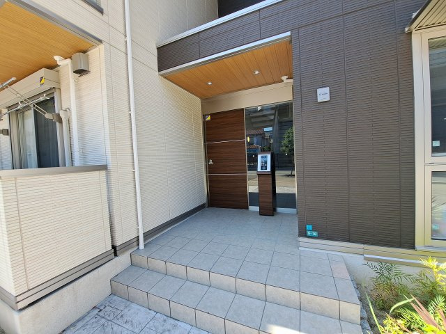 百花園EASTのエントランス