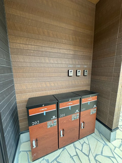 【その他共用部分】 | 共用部には宅配BOXがあるので荷物の受け取りもスムーズに♪再配達の手間がかからないのが魅力♪