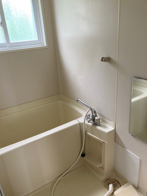 サンローゼ赤坂の浴室|窓があるので明るいです