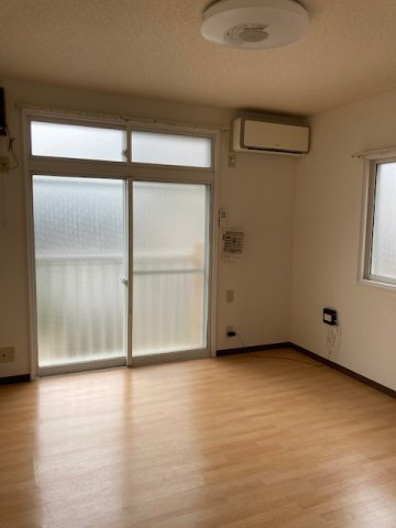 サンローゼ赤坂の居間・リビング|角部屋で日当たり良好！