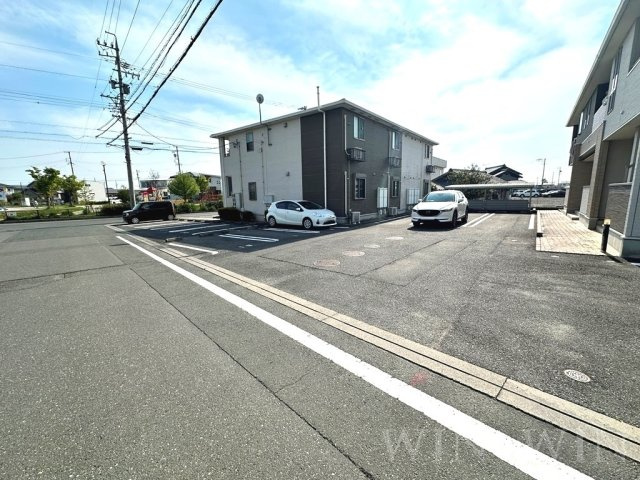 EAST・SIDE 弐番館の駐車場