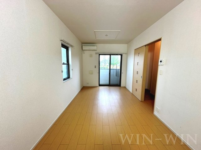 EAST・SIDE 弐番館の居間・リビング