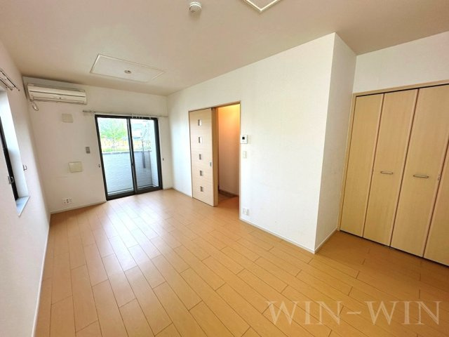 EAST・SIDE 弐番館の居間・リビング