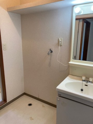 サンローゼ赤坂の洗面所|スペースが確保できる洗面所です