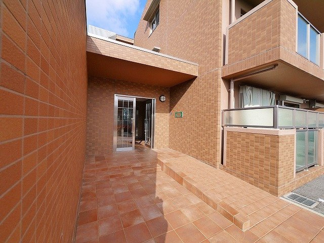 プライムコート西大寺のエントランス|ゆとりのあるエントランスです