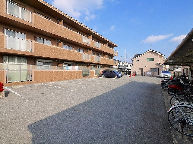 プライムコート西大寺の駐車場|駐車場があるので、車を買う予定の方も安心です