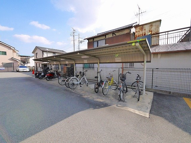 プライムコート西大寺のその他共用部分|広々とした駐輪場です