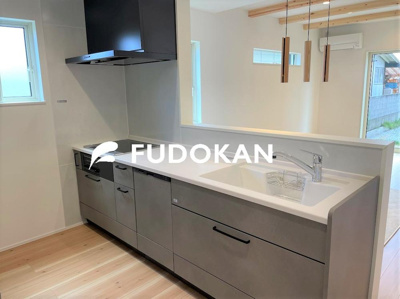 【外観：施工例】 | 山形市泉町建売住宅 | 広々ワイドなキッチンは料理がしやすく快適です。