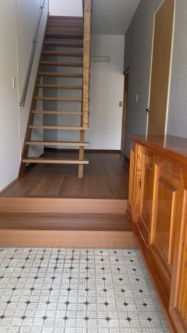 日影　中古住宅のその他|玄関ホール、廊下はフローリング貼りしました