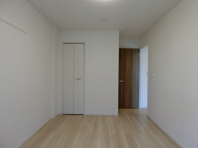 アーモンドアイの洋室