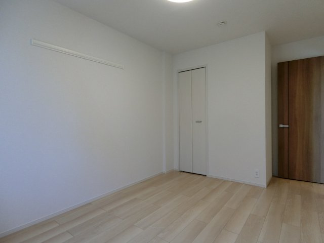 アーモンドアイの洋室