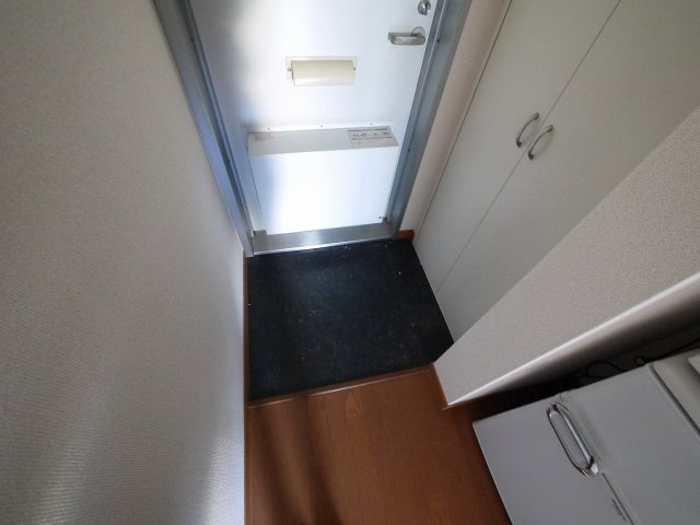 レオパレスナップ　シャンブルの玄関|明るい玄関です