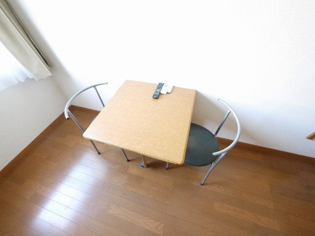 レオパレスナップ　シャンブルの設備|机と椅子もあります
